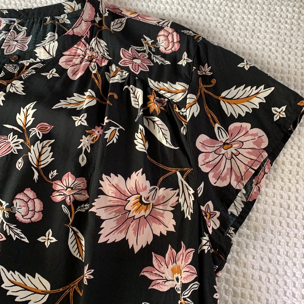 Old Navy black and pink flowered blouse Size XL - Picture 3 of 6